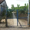 Cửa rào nhà ông Lê Văn Tấn và bà Nguyễn Ngọc Chi đã khoá chặt. (Ảnh: Báo Người Lao Động)