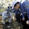 Thủ tướng Yoshihiko Noda (phải) theo dõi mức phóng xạ đo tại một ngôi nhà ở quận Fukushima, ngày 18/10. Ảnh minh họa. (Nguồn: AFP/TTXVN)