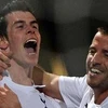 Tiền vệ Gareth Bale (trái) và người đồng đội Rafeal Van der Vaart. (Nguồn: Reuters)