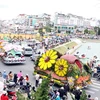 Đoàn xe hoa diễu hành quanh hồ Xuân Hương tại Festival hoa Đà Lạt. (Ảnh: Phương Vy/TTXVN)