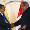Tổng thống Venezuela Hugo Chavez (phải) và Tổng thống Peru, ông Ollanta Humala. (Nguồn: Reuters)