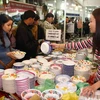 Người dân tham quan, mua sắm tại hội chợ. (Ảnh: Trần Lê Lâm/TTXVN)