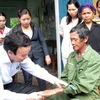 Khám, kiểm tra cho các bệnh nhân bị mắc bệnh ngoài da chưa rõ nguyên nhân tại xã Ba Điền. (Ảnh: Thanh Long/TTXVN)