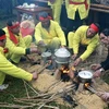 Nấu cơm thi - một nét đặc trưng của lễ hội chùa Keo. (Ảnh: Thế Duyệt/TTXVN)
