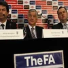 Chủ tịch Liên đoàn bóng đá Anh David Bernstein (giữa) đang đối mặt với áp lực lớn từ dư luận. (Nguồn: Reuters)