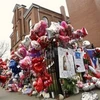 Người hâm mộ đặt hoa tưởng niệm trước nhà thờ New Hope. (Nguồn: AP)