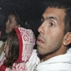 Carlos Tevez cùng gia đình trở lại Anh. (Nguồn: AP)