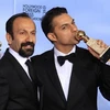 Đạo diễn Asghar Farhadi (trái) vui mừng khi nhận giải Oscar. (Nguồn: Internet)
