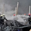 Lực lượng cứu hỏa nỗ lực dập tắt một đám cháy. Ảnh minh họa. (Nguồn: Mạnh Linh/TTXVN)
