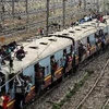 Cảnh hỗn độn trên một đoàn tàu đang vận hành ở Mumbai ngày 19/4. (Ảnh: AFP/ TTXVN) 