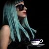  Lady Gaga cầm trên tay chiếc chén uống trà khi đến cuộc họp báo ở Tokyo ngày 23/6/2011. (Nguồn: Reuters) 