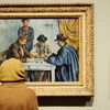 Khách tham quan xem bức tranh "A Card Player" của họa sĩ Paul Cezanne. (Nguồn: Internet)