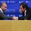 Chủ tịch Barca Rosell (phải) trong buổi lễ chia tay huấn luyện viên Pep Guardiola. (Nguồn: Getty)