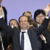 Ông Francois Holland và các cộng sự vui mừng khi biết tin giành chiến thắng. (Nguồn: Reuters)