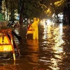 Ngập lụt tại ngã tư Phan Bội Châu -Lý Thường Kiệt sau trận mưa to tối 22/5. (Ảnh: Trọng Đạt/TTXVN)