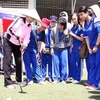 Các bạn trẻ Đà Nẵng tham gia đánh Golf Ground với sự hướng dẫn của các vận động viên cao tuổi Nhật Bản. (Ảnh: Trần Lê Lâm/Vietnam+)