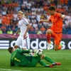 Tiền đạo Klaas-Jan Huntelaar trong trận đấu với Đan Mạch. (Nguồn: Getty)
