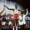 Huyền thoại võ sĩ quyền anh người Cuba Teofilo Stevenson (giữa) giành HCV Olympic. (Nguồn: Getty)