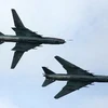 Hai chiếc máy bay phản lực chiến đấu Su-22 của Không Lực Ba Lan bay qua căn cứ Florennes ngày 23/6. (Ảnh: THX/TTXVN)