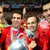 Fabregas và các đồng đội gửi tặng chức vô địch EURO cho Roque. (Nguồn: Getty)