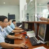 Mở tờ khai hàng nhập khẩu tại Chi cục hải quan Tân Thanh. (Ảnh: Hoàng Hùng/TTXVN)