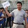 Một người đàn ông vui mừng khi mua được chiếc new iPad tại Thượng Hải. (Nguồn: Reuters)