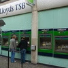 Một số chiếc máy rút tiền tự động của ngân hàng Lloyds TSB. (Nguồn: Internet)