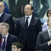 Tổng thống Pháp Francois Hollande cổ vũ cho tuyển bơi lội trên khán đài. (Nguồn: AP)