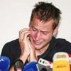 Vận động viên điền kinh Alex Schwazer khóc nức nở khi bị loại khỏi Olmypic London do dùng doping. (Nguồn: AFP)