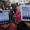 Người dân Nhật Bản xếp hàng để mua máy tính iPad mới. (Nguồn: THX/TTXVN)