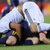 Messi bị Coentrao leo lên đầu. (Nguồn: AP)
