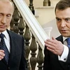 Tổng thống Nga Vladimir Putin (trái) và Thủ tướng Dmitry Medvedev. (Nguồn: AP)