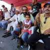 Người dân Libya đợi để giao vũ khí trong một buổi lễ tại Quảng trường Martyrs. (Nguồn: AFP/TTXVN)