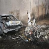 Các xe bị phá hủy trong vụ đánh bom ở Daf al-Shuk. (Nguồn: AFP/TTXVN)
