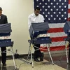 Tổng thống Mỹ Barack Obama (trái) bỏ phiếu tại Trung tâm cộng đồng Quốc vương Martin Luther ở Chicago ngày 25/10. (Nguồn: AFP/ TTXVN)