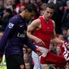 Andre Santos đổi áo với van Persie. (Nguồn: Getty)