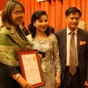 Tổng giám đốc Công ty Nhật Trang Nguyễn Bình Minh nhận giải thưởng tại buổi lễ. (Ảnh: Hoài Nam)