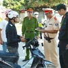 Cảnh sát gao thông, cảnh sát hình sự và cảnh sát cơ động), Công an tỉnh Điện Biên tiến hành kiểm tra phương tiên. (Ảnh: Doãn Tấn/TTXVN)