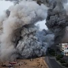 Khói bốc lên sau cuộc tấn công của quân đội Israel tại Dải Gaza hôm 18/11. (Nguồn: AP)