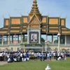 Đông đảo dân chúng đến viếng cựu vương Nodorom Sihanouk từ bên ngoài Hoàng cung Campuchia trong tuần quốc tang. (Ảnh: Xuân Khu/Vietnam+)