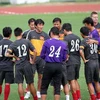 Huấn luyện viên Phan Thanh Hùng nhắc nhở các học trò trước trận đấu với Philippines. (Ảnh: Hải Huy/TTXVN)
