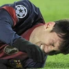Lionel Messi đau đớn sau va chạm với thủ môn Artur của Benfica. (Nguồn: Getty)