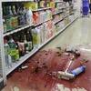 Chai lọ ở một cửa hàng tạp hoá ở Ibaraki đổ vỡ sau trận động đất mạnh ở Đông Bắc. (Nguồn: Sankei)