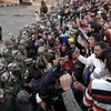 Binh sĩ Ai Cập ngăn dòng người biểu tình gần dinh Tổng thống ở Cairo ngày 7/12. (Nguồn: AFP/ TTXVN)