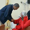 Tổng thống Barack Obama thăm nạn nhân bão Sandy tại khu trại tạm ở Brigantine ngày 31/10. (Ảnh: AFP/TTXVN)