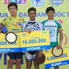 Ba tay đua xuất sắc nhất chặng nhận phần thưởng từ Ban tổ chức. (Ảnh: Quang Nhựt/Vietnam+)