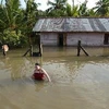 Cảnh ngập lụt tại ngôi làng thuộc thị trấn miền tây bắc Chilaw ngày 20/12. (Ảnh: AFP/TTXVN)