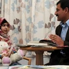 Nhà hoạt động nhí Malala Yousafzai bên cạnh cha mình. (Nguồn: PA)