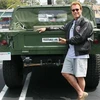 Arnold Schwarzenegger và chiếc Hummer của mình. (Nguồn: AFP)