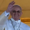 Giáo hoàng Francis vẫy tay đáp lễ giáo dân ở quảng trường Thánh Peter (Nguồn: AFP)